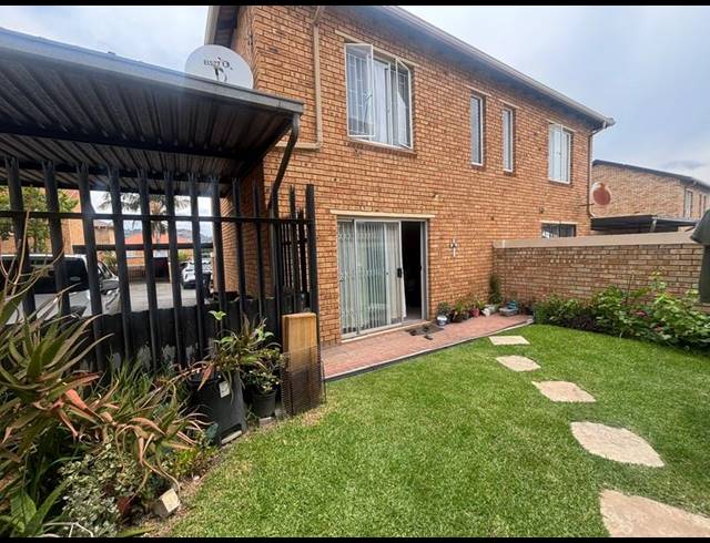 2 BEDROOM TOWNHOUSE FOR SALE IN STRUBENSVALLEI